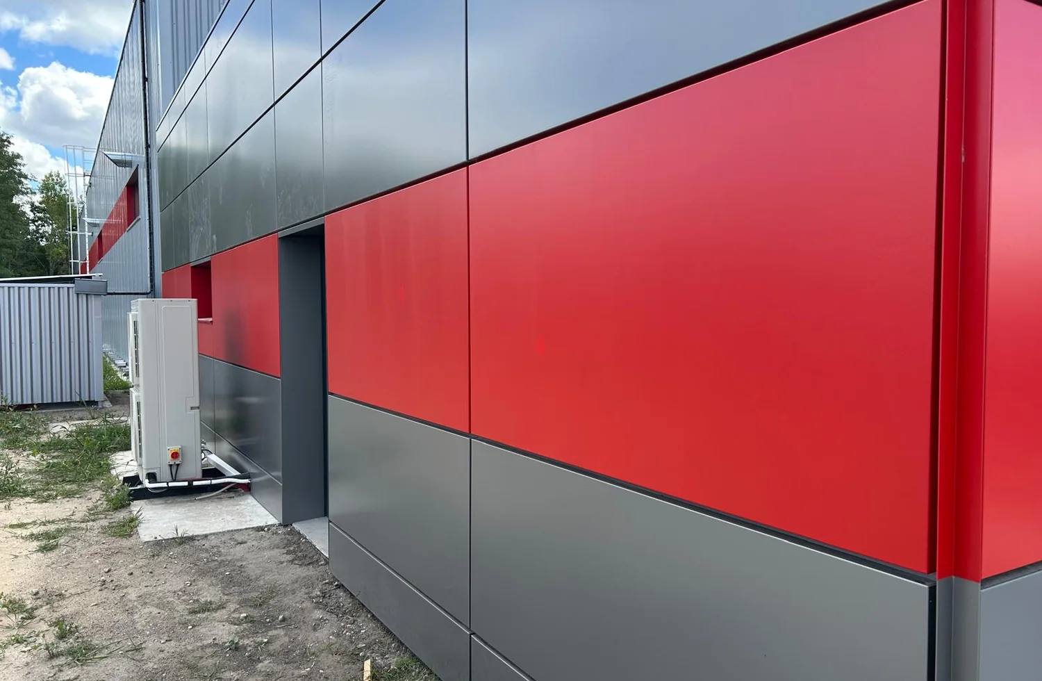Bardage industriel rouge et gris peint